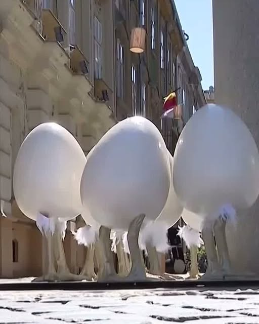 Decorațiuni de Paște scandaloase în Timișoara! Ouă cu picioare și pene, amplasate pe străzi!