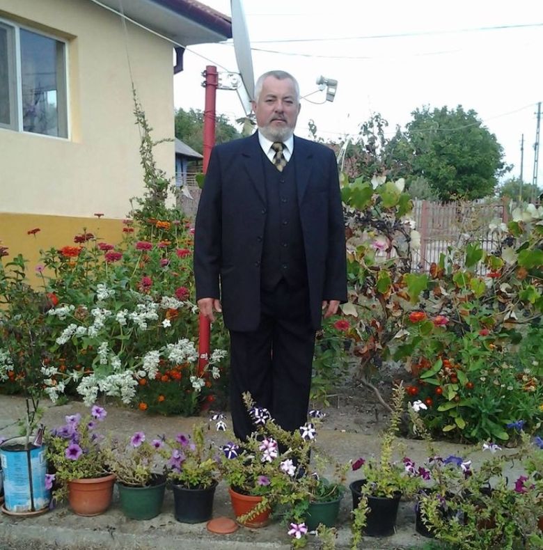 VIDEO El este preotul care a sfârșit carbonizat în locuința sa din Onești. A reușit să iasă din casă la timp, dar s-a întors crezând că a uitat ceva
