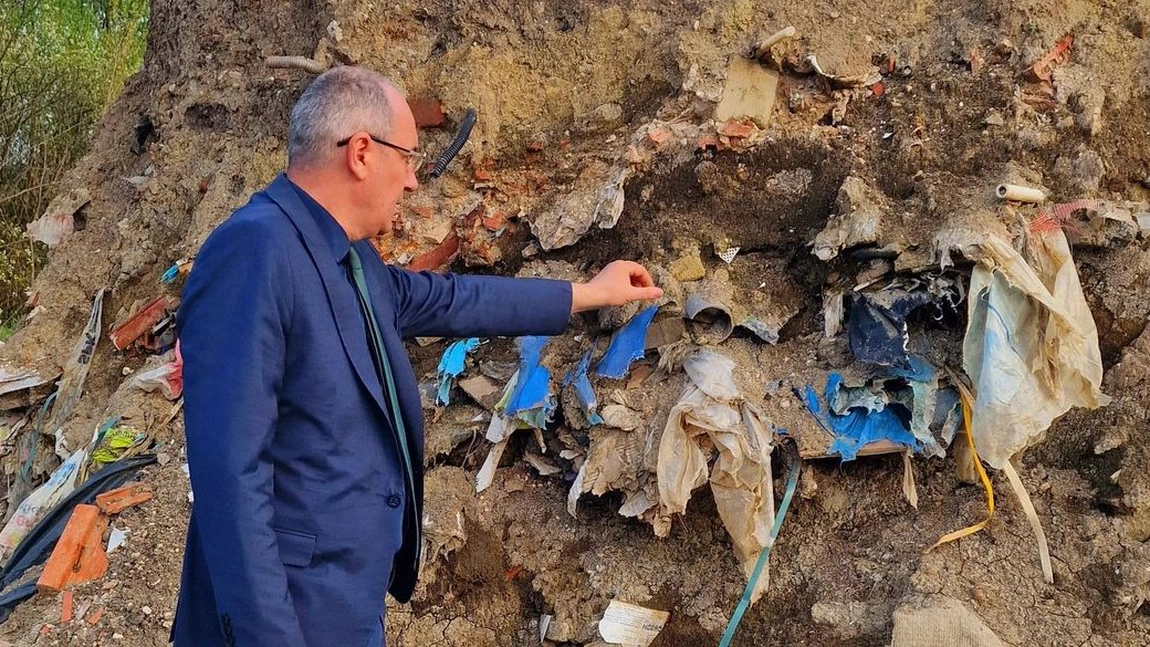 ALERTĂ! Munți de deșeuri depozitate lângă pădure! Autoritățile NU… Vezi mai mult