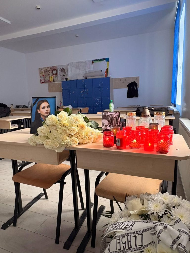 Ea este Crina, eleva care a murit după ce a căzut de la etajul 5. Tânăra urma să susțină Bacalaureatul: „Te plângem toți”