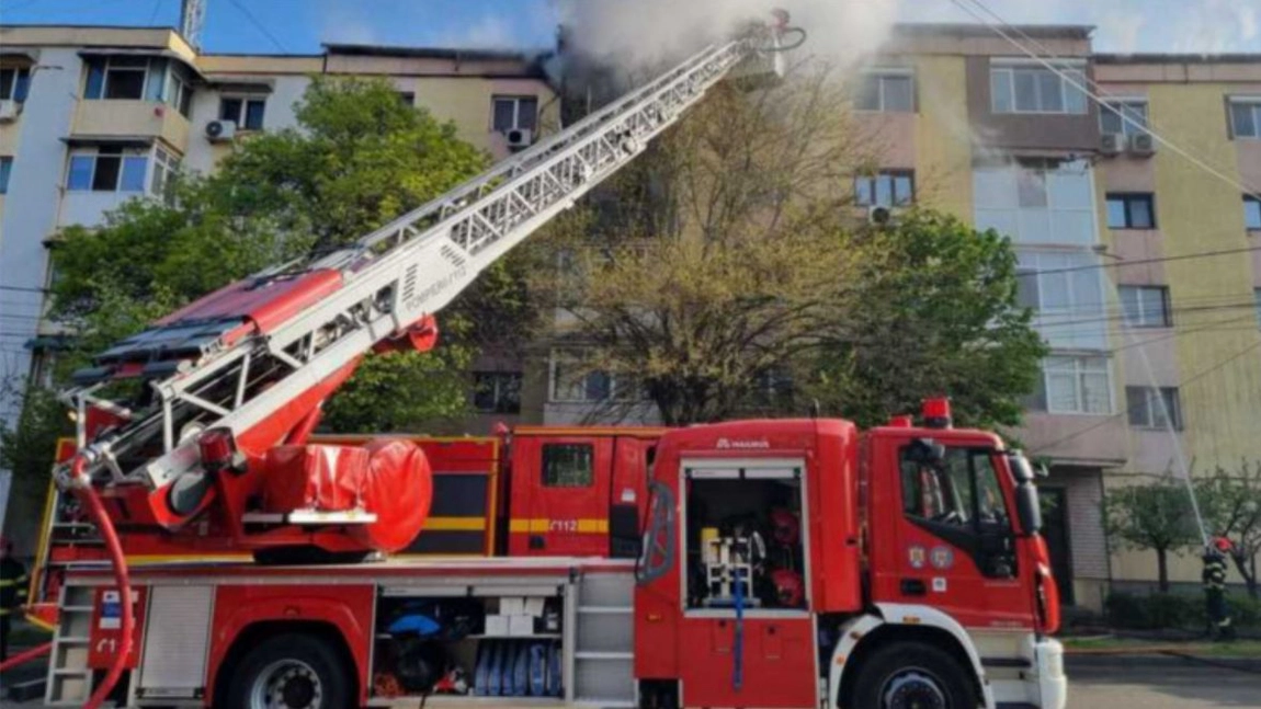 Incendiu violent într-un bloc din Craiova. Intervenție rapidă a pompierilor și 14 persoane evacuate
