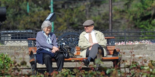 Cine sunt pensionarii care vor primi bani în plus. Data stabilită de Guvern ca oamenii să încaseze sumele