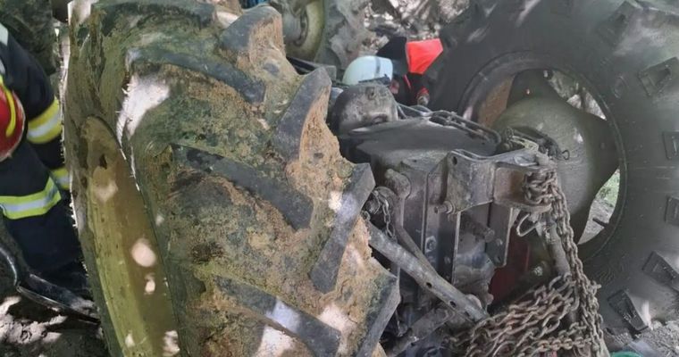 Un bărbat și-a găsit sfârșitul după ce a intrat cu autoturismul într-un tractor aflat în afara drumului, în Dolj