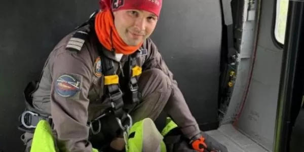 Cine este eroul care l-a găsit pe copilul din Sibiu. A coborât pe troliu din elicopter și a așteptat medicii să vină