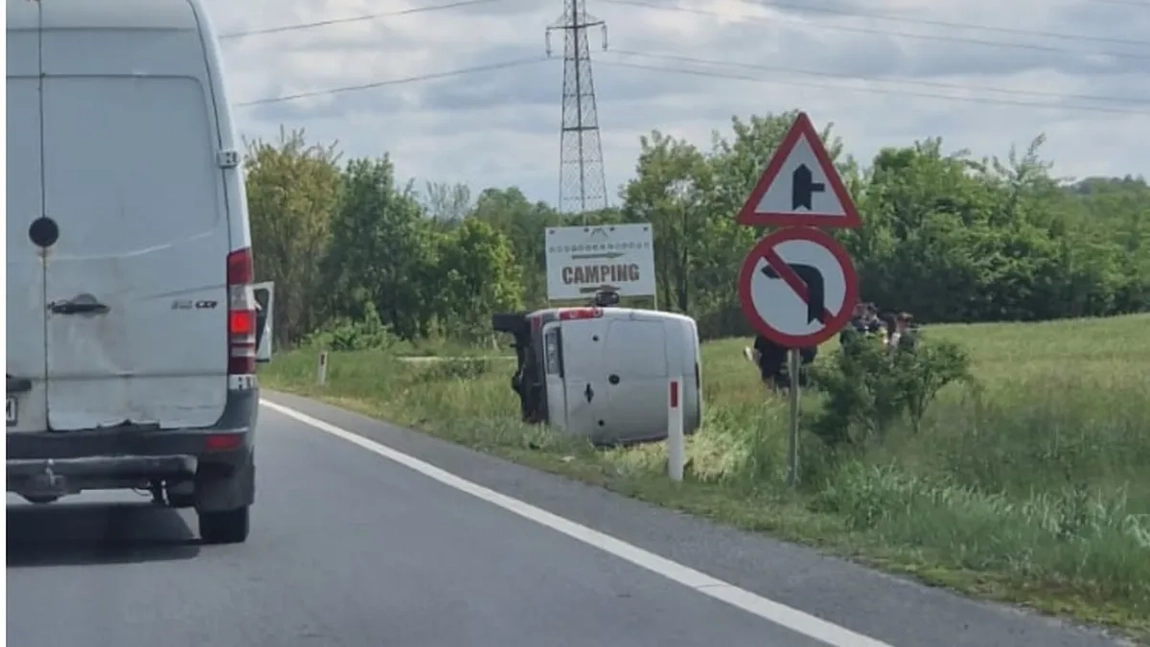 O autoutilitară înmatriculată în Bacău a părăsit șoseaua și s-a răsturnat pe un câmp de pe marginea drumului