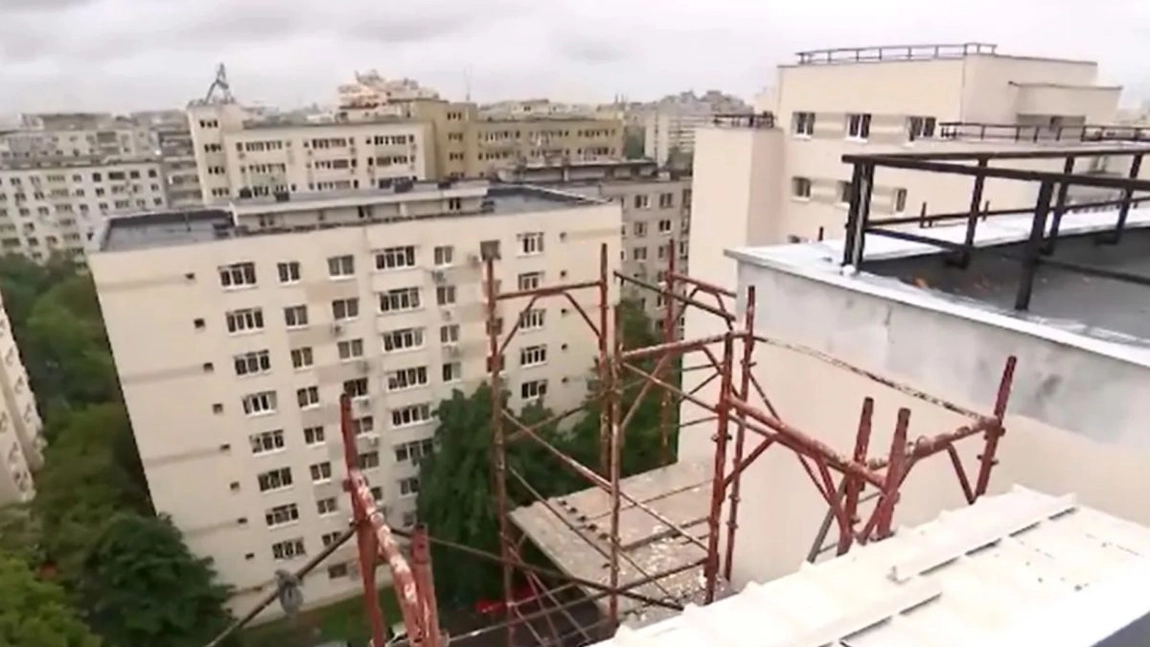O adolescentă din București a murit după ce a căzut de pe un bloc cu 11 etaje. Tragedia s-a petrecut sub privirile prietenilor