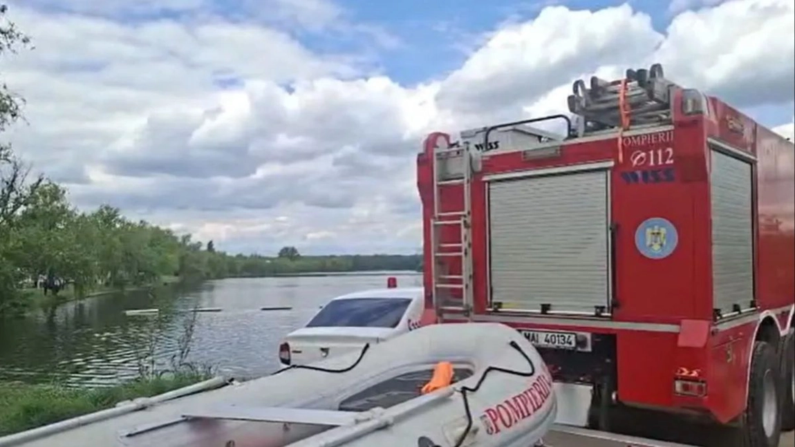 Doi copii scoși din apă după ce au căzut într-un lac din Chitila. Unul era în stare critică