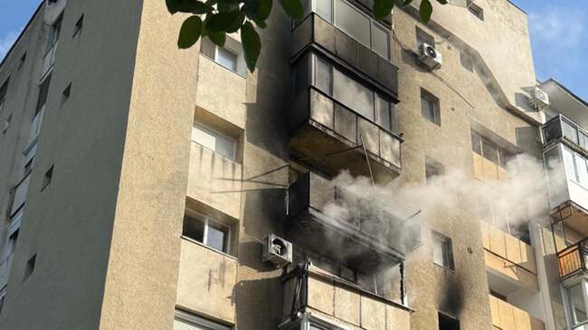 Incendiu puternic într-un bloc din Arad. Zeci de oameni s-au autoevacuat după ce un apartament a fost cuprins de flăcări