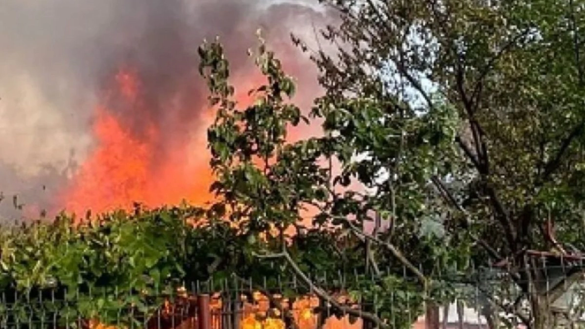 Un incendiu de proporții a cuprins trei locuințe și mai multe anexe. Pompierii băcăuani au intervenit de urgență