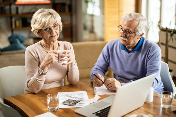 Noua vârstă de pensionare până în 2035. Cum se schimbă regulile pentru femei și bărbați potrivit noii legi a pensiilor