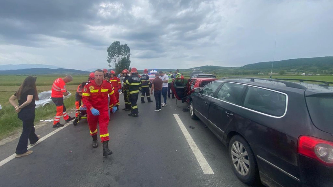 Plan Roșu de Intervenție pe DN1 după un accident în lanț. Treisprezece persoane implicate, doi copii și mama lor au ajuns la spital