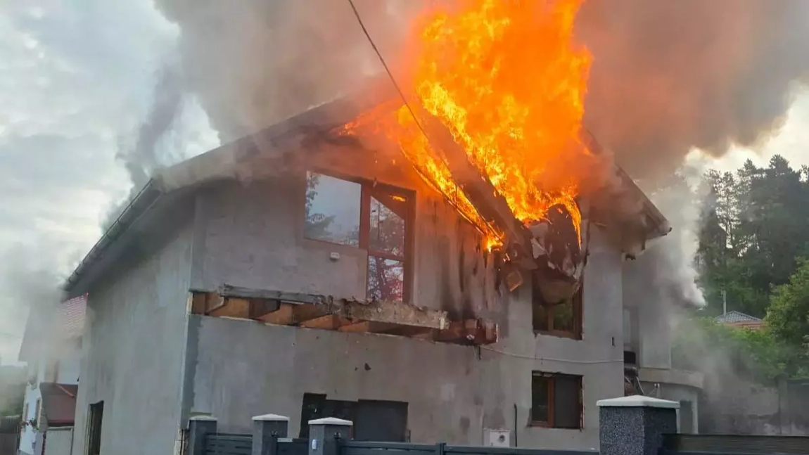 Mansarda unei case din Petroșani, cuprinsă de flăcări. Incendiul ar fi pornit de la un scurtcircuit