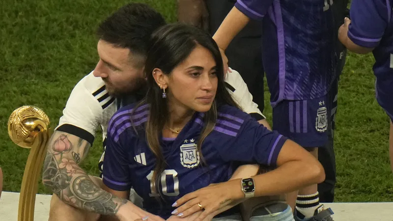 Mesajul Antonelei Roccuzzo către Leo Messi a făcut să plângă toată Argentina: ”Mă simt imens de mândră să merg alături de tine în această viață.” Totul după finala de la Cupa Mondială 2026