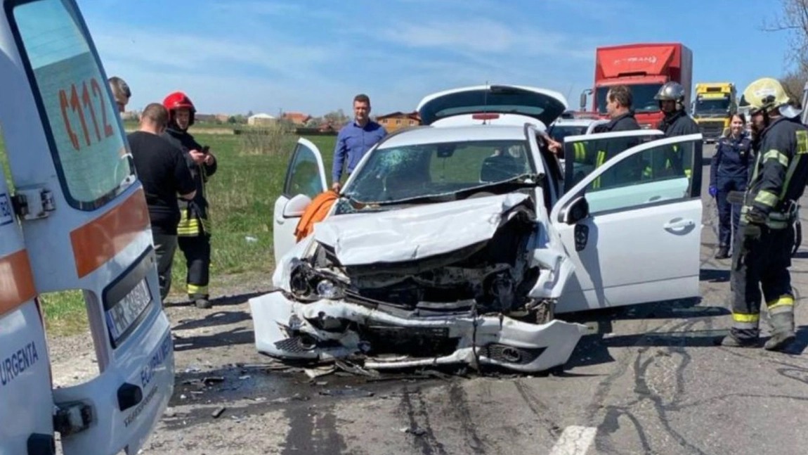 Accident mortal după impactul dintre un camion și o autoutilitară. Un bărbat a murit, iar două persoane au fost rănite