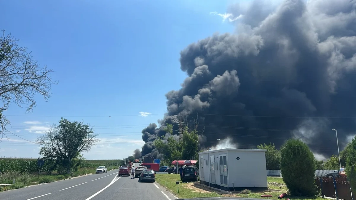 Accident grav pe DN2A, la Hârșova. O autocisternă încărcată cu benzină a luat foc după impactul cu un buldoexcavator