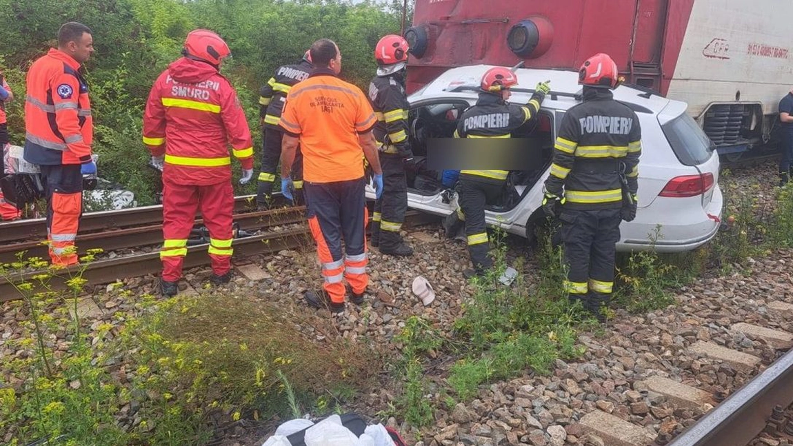 Tragedie la Iași! Un tren a împins un autoturism 150 de metri. Două persoane au murit