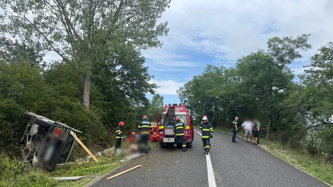 Un accident rutier grav produs pe DJ108B în județul Cluj s-a soldat cu decesul unui tânăr de 27 de ani și patru răniți
