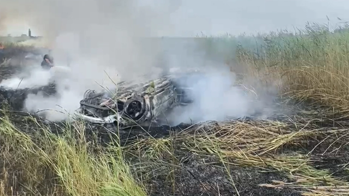 Mașină răsturnată și cuprinsă de flăcări la Iași. Incendiul s-a extins pe 500 de metri pătrați de vegetație uscată