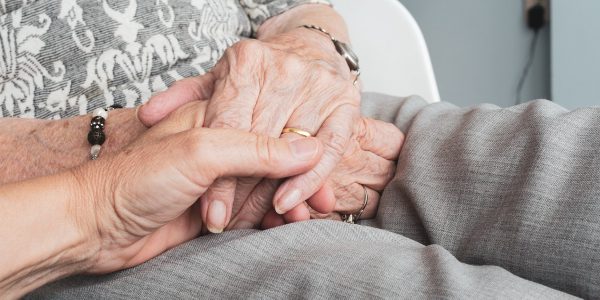 Ce sumă vor primi lunar rudele care îngrijesc bătrânii acasă