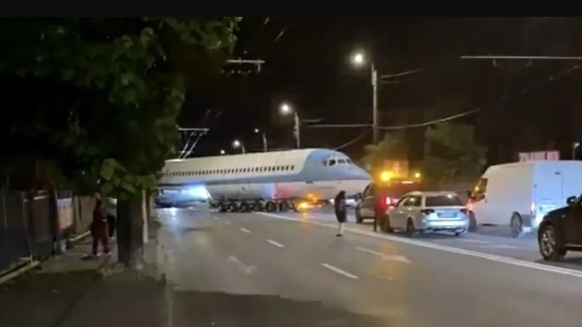 Un avion a „aterizat” pe o stradă din Cluj-Napoca, blocând traficul. Ce s-a întâmplat