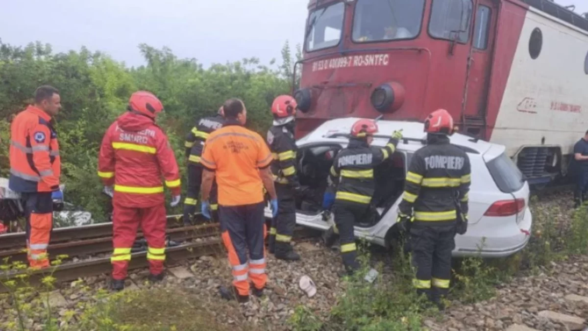 S-a aflat cine sunt cele 2 persoane care și-au pierdut viața după ce mașina lor a fost târâtă de tren 150 de metri