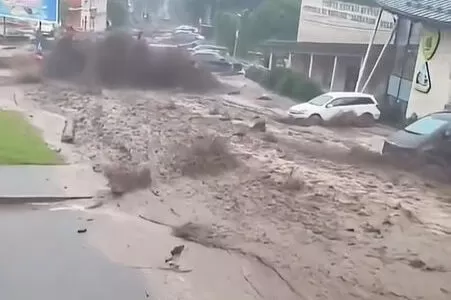 Ploile torențiale au făcut prăpăd în Bușteni. Viitura a măturat totul în cale pe străzile din stațiune și a blocat circulația pe DN1