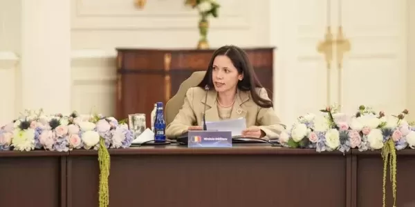Mirabela Grădinaru a atras toate privirile la Palatul Élysée. Prima Doamnă a României a ales o ținută elegantă, în nuanțe de albastru FOTO
