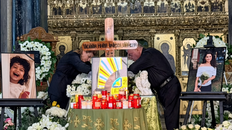 Gestul emoționant al părinților Victoriei a impresionat pe toată lumea. Ce au așezat pe sicriul fiicei lor în ziua înmormântării