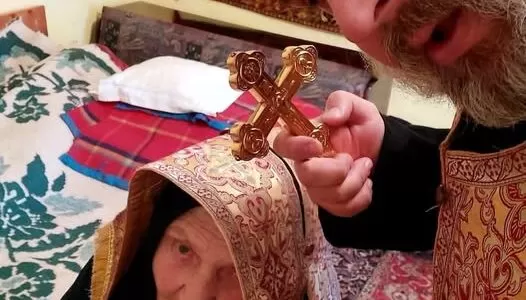 Lecția unei bătrâne de 90 de ani care l-a impresionat pe preotul Istrati: „Cum ți-i casa, așa ți-i sufletul”
