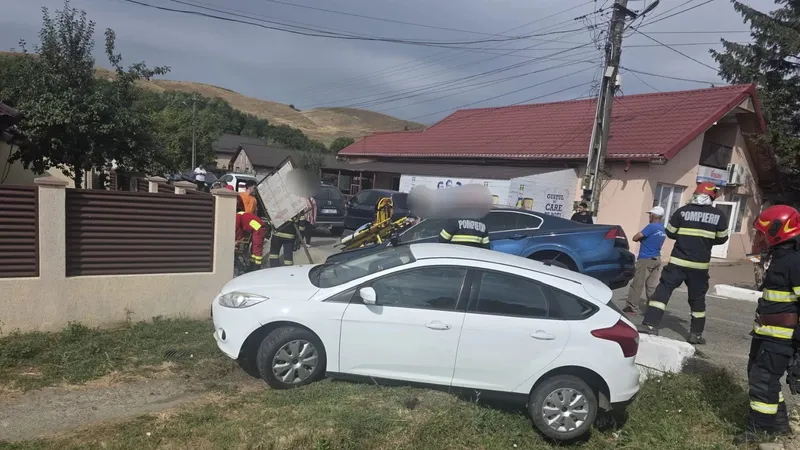 Accident pe E85, în Bacău! Două mașini s-au ciocnit, iar o persoană a ajuns la spital