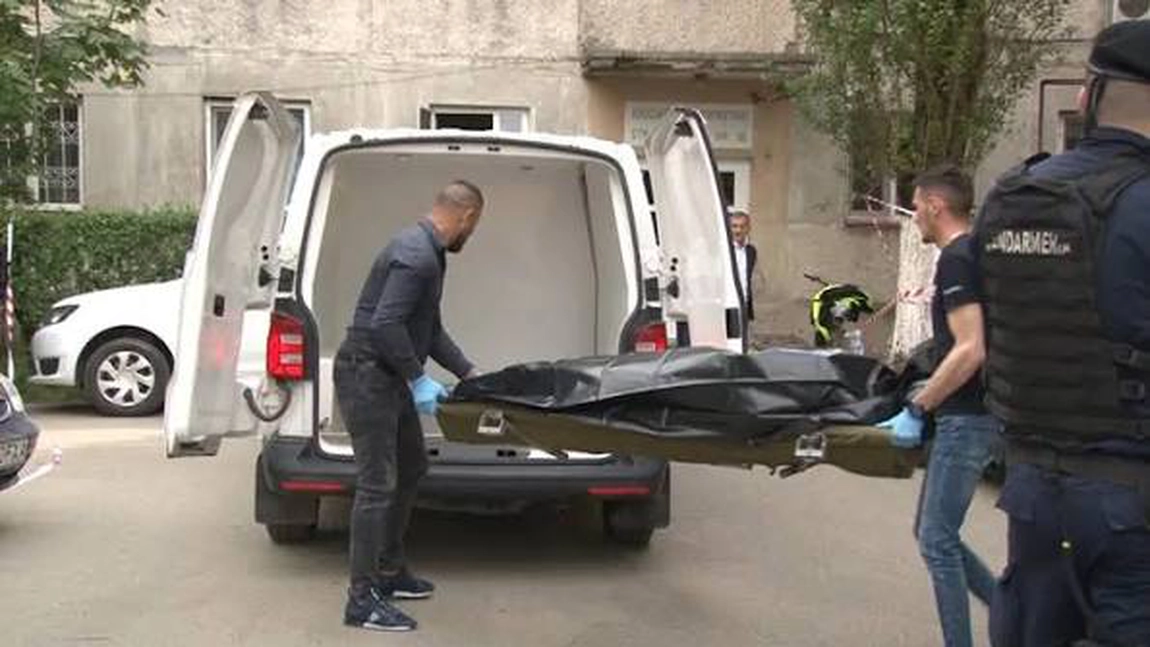 Descoperire macabră într-un bloc de pe strada Carpați. O femeie a fost găsită moartă în apartament. Sora ei a dat alarma