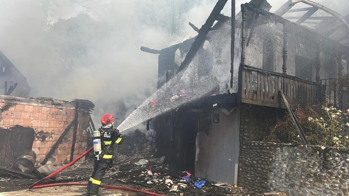 Incendiu puternic la Mănăstirea Cășiel din Cluj! Mai multe chilii și anexe au fost cuprinse de flăcări!