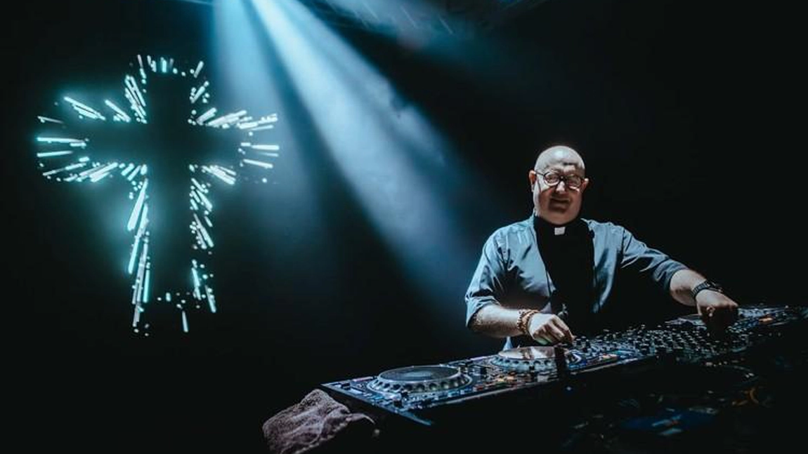 De la altar direct pe scena UNTOLD! Un preot DJ a încheiat festivalul cu un mesaj transmis de Papa Leon al XIV-lea