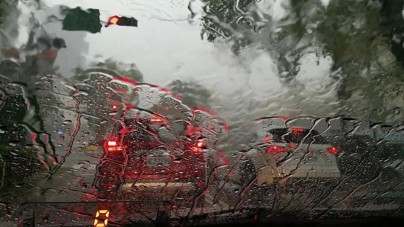 Vreme rea în mai multe regiuni din România! Temperaturi scăzute, ploi torențiale și vijelii