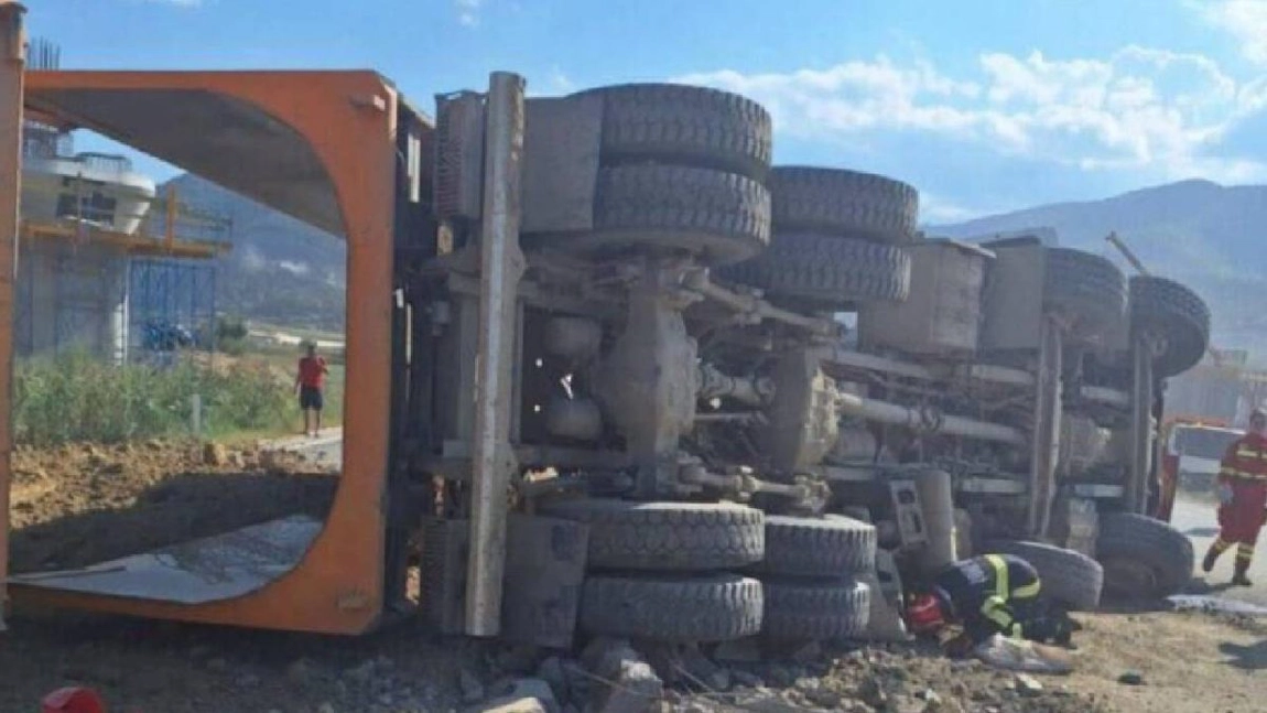 Tragedie pe Valea Oltului, după ce un autocamion s-a răsturnat! Șoferul de 27 de ani a fost rănit!