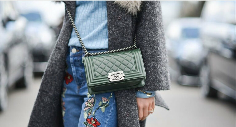 Ce inseamna, de fapt, sa porti o geanta pe diagonala(crossbody)