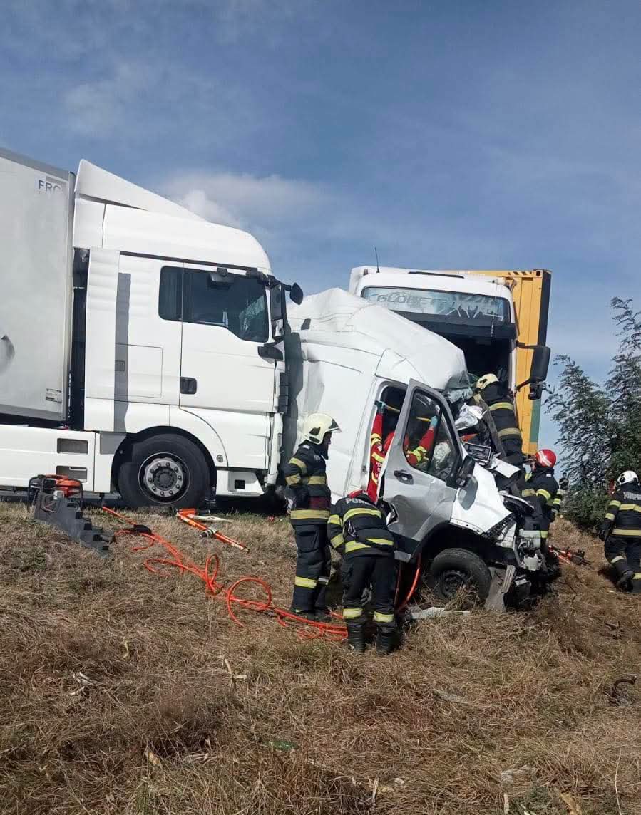 Imagini șocante de la tragedia de pe DN6! Două femei au murit într-un microbuz strivit de două TIR-uri. Cum s-a petrecut accidentul devastator