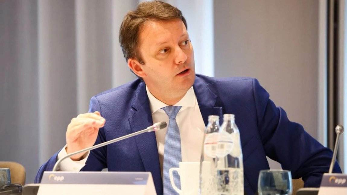 Guvernul Mureșan, a doua zi de audieri. Zece miniștri sunt chemați marți în Parlament
