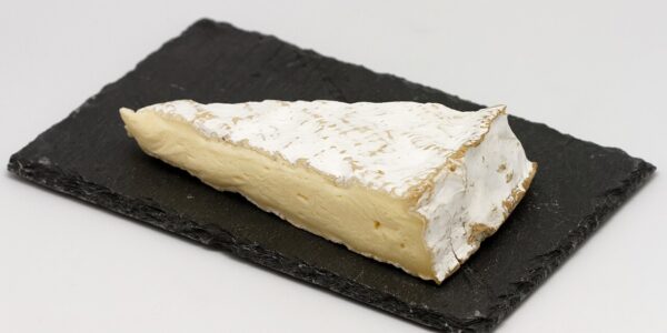 Brânză Brie retrasă din magazinele METRO după depistarea bacteriei Listeria. Ce trebuie să facă cei care au cumpărat-o