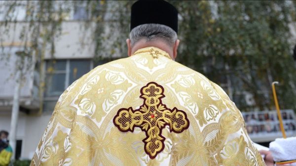 Povestea preotului din România acuzat de preacurvie. A lăsat o enoriașă căsătorită însărcinată. Femeia a născut gemeni. Reacția soțului înșelat atunci când a venit din străinătate și a văzut cei doi copii
