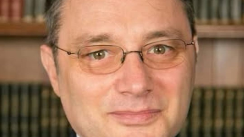 Luca Niculescu, noul premier desemnat de președintele Nicușor Dan, are un parcurs profesional remarcabil în arena politică românească. Înainte de a se lansa în domeniul diplomației, el a activat mai bine de douăzeci de ani în presă, devenind cunoscut pentru expertiza sa în relațiile internaționale. Începând din 2022, deține funcția de secretar de stat în Ministerul Afacerilor Externe, având ca responsabilitate coordonarea procesului de aderare al României la OCDE. Anunțul referitor la desemnarea sa ca prim-ministru a avut loc pe 5 octombrie 2026, în urma consultărilor președintelui cu diverse partide politice. Decretul prin care Luca-Alexandru Niculescu a devenit candidatul oficial pentru funcția de prim-ministru a fost semnat pe 6 octombrie.