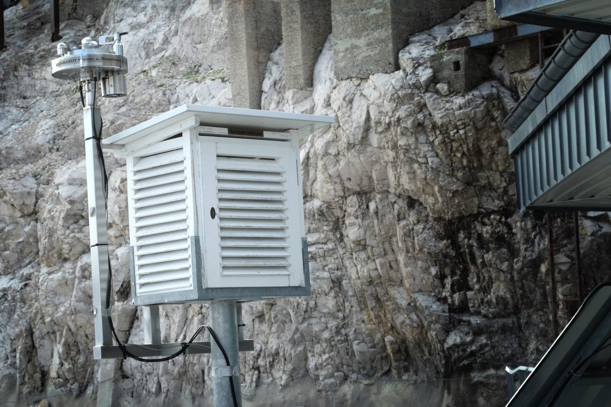 Adăpost pentru instrumente meteorologice și stație meteo automată