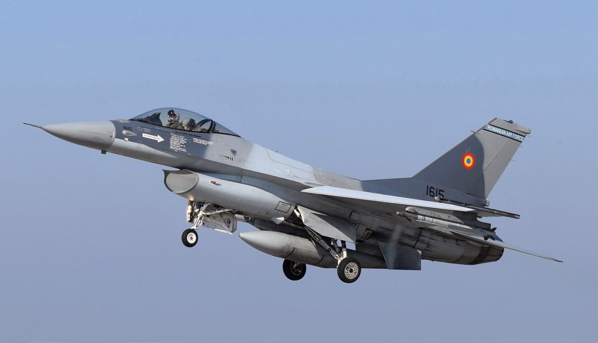 Avion F-16 al Forțelor Aeriene Române aterizând la Baza Aeriană Borcea