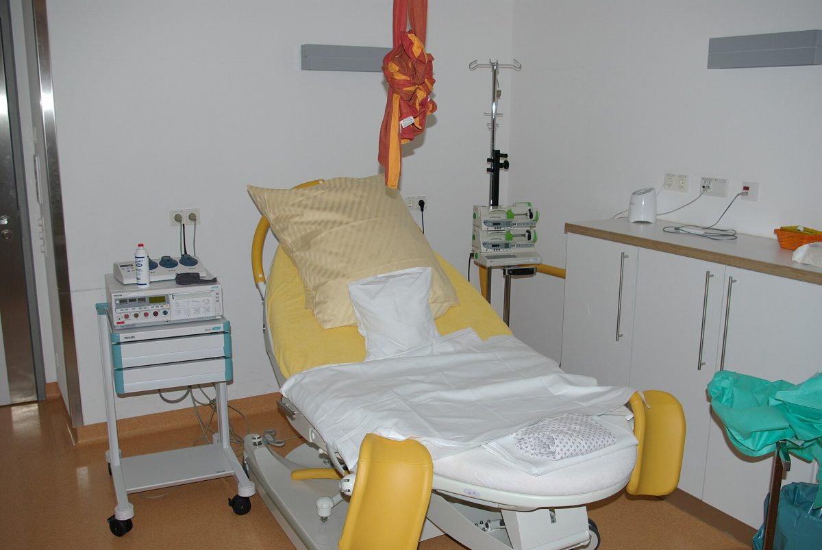 Pat pentru naștere într-o sală de travaliu dintr-un spital