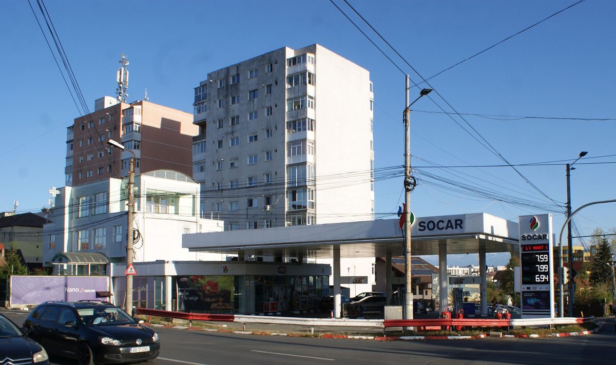 Benzinărie din Sibiu cu panoul prețurilor la carburanți