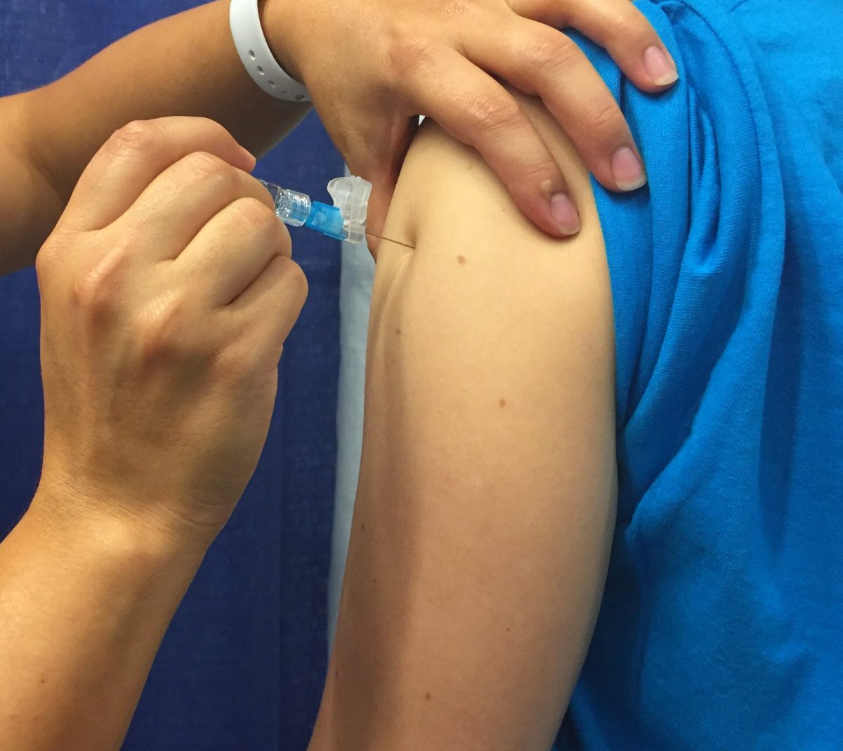 Persoană care primește vaccinul antigripal sezonier