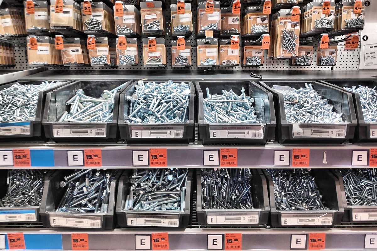 Raft cu șuruburi și piulițe într-un magazin de bricolaj