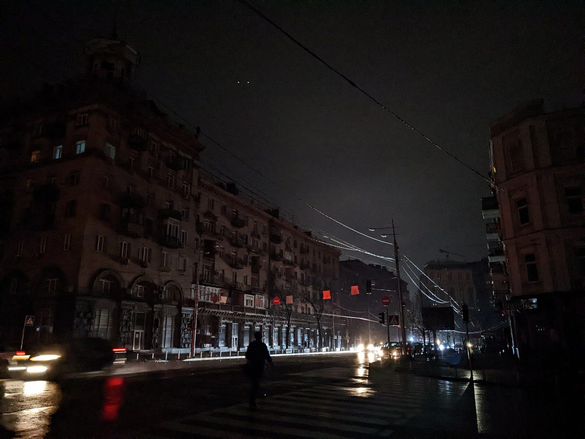 Stradă din Kiev fără iluminat în timpul unei pene de curent (imagine de arhivă, noiembrie 2022)