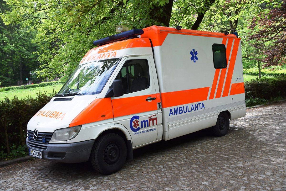 Ambulanță pe o stradă din România