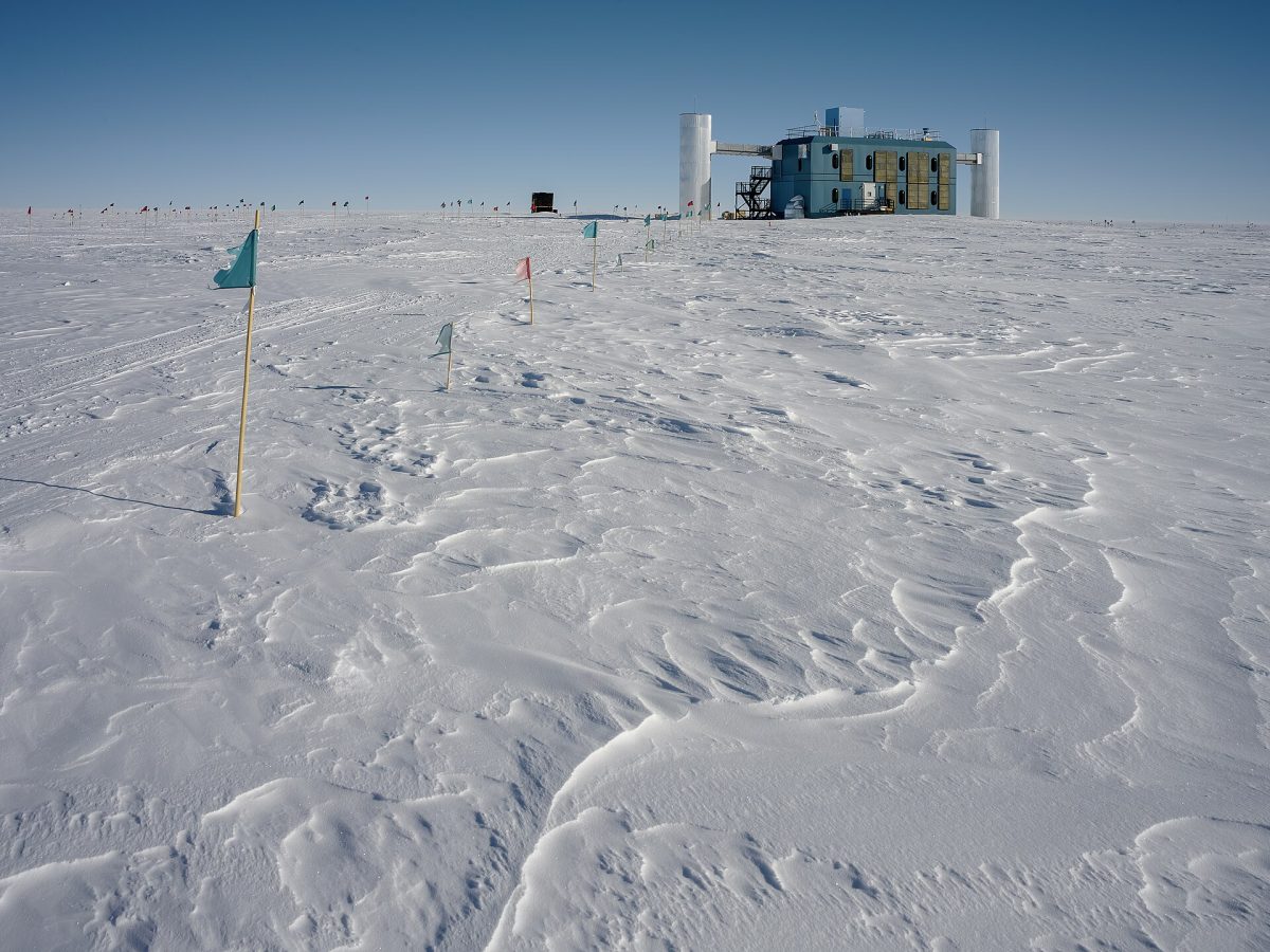 Clădirea Observatorului de Neutrini IceCube de la Polul Sud, în 2023